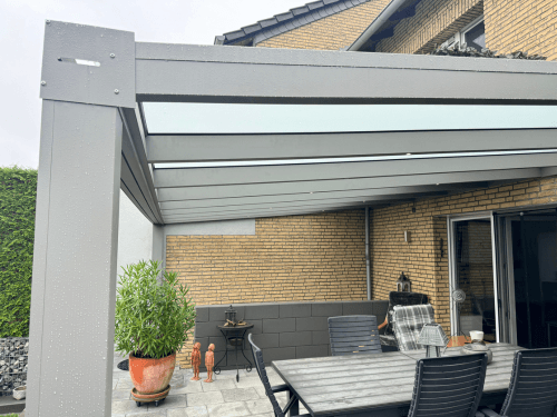 Modell Luxline als Terrassenüberdachung mit großer Spannweite